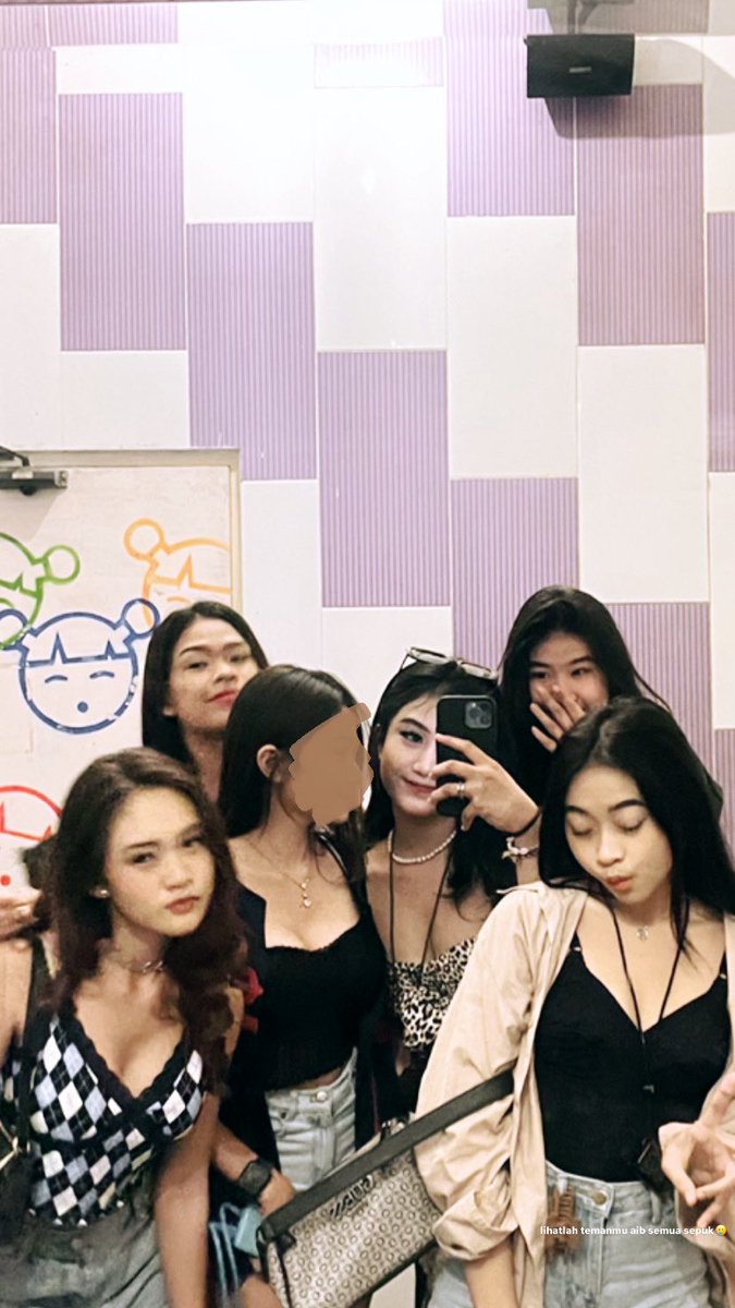gicaskii's tweet photo. gurls night🥂💃🏻 https://t.co/YD6dkoxHjS