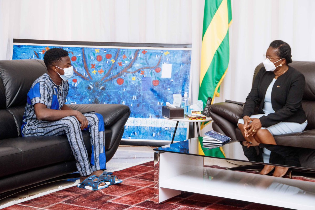 J'ai été impressionnée par le génie de Sourou-Edjareyo MALAZOUWE, un jeune inventeur d’une voiture made in Togo 🇹🇬. Je lui ai dit notre fierté et reiteré l’engagement du <a href="/GouvTg/">Gouvernement Togolais/Togolese Government</a> pour l’accompagner. 
Notre jeunesse a un potentiel énorme que nous sommes fiers de valoriser.