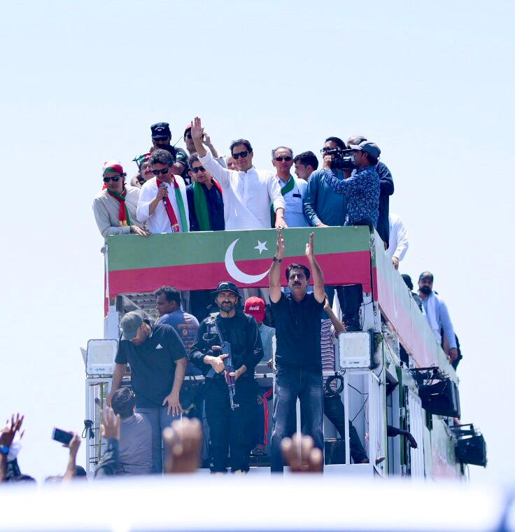 PTIofficial's tweet photo. Pakistan, your Kaptaan is leading from the front. The Azadi Container is moving from the Wali Interchange towards Swabi. 

#حقیقی_آزادی_مارچ
#PakistanUnderFascism https://t.co/rOCHenPE7A