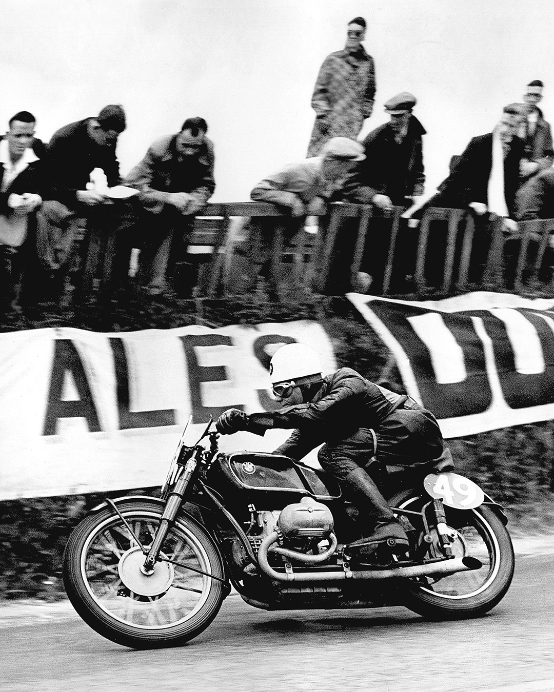 Bmw Motorrad Japan En Twitter 22年5月29日から6月10日にかけて伝統の公道レース マン島tt が3年ぶりに開催されます 写真は1939年に行われたマン島ttで勝利したゲオルグ マイヤー選手とbmw Rs255です 近年では S1000rr の活躍も目立っており 今年のレース