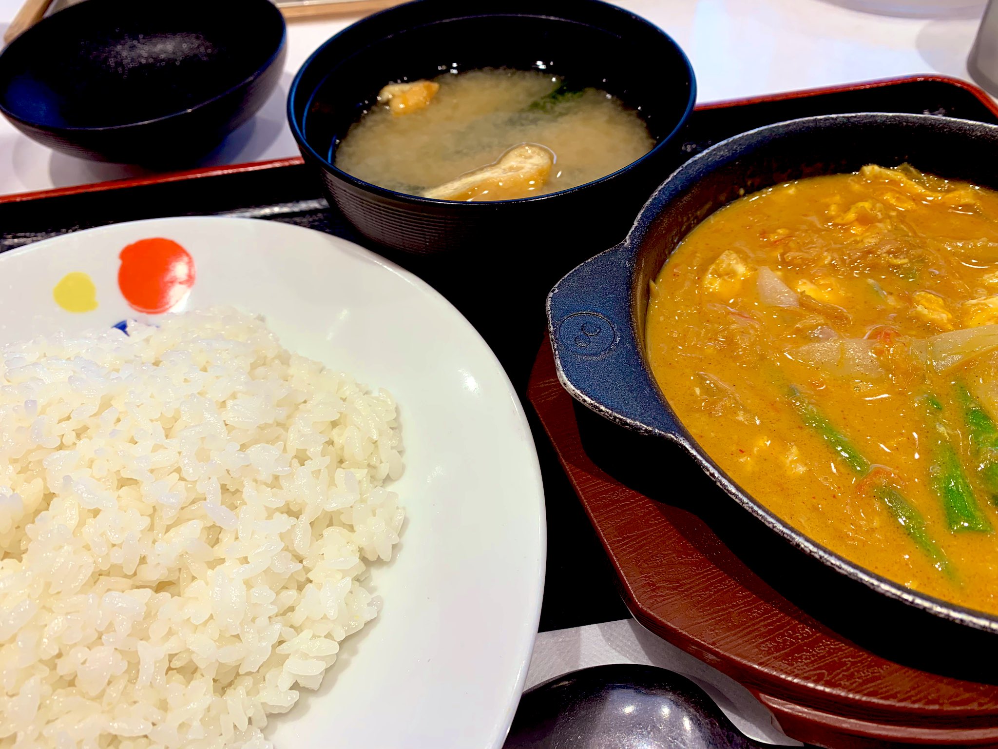 ヨコタ キュウソネコカミ 松屋で俺の一番好きなタイ 料理プーパッポンカリー ソフトシェルクラブの卵カレー炒め が出た こちらは本家と違ってココナッツ風味蟹カレーって感じだけど結構おいしい この異国の感じに無理やり味噌汁と福神漬けを合わせにかかる