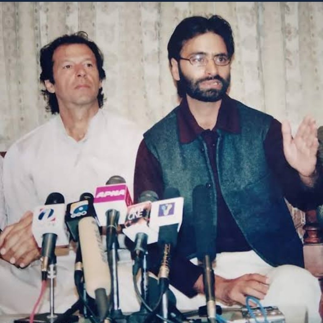 mutansartarar's tweet photo. میں ڈرا نہیں میں دبا نہیں
میں جھکا نہیں میں بکا نہیں

میں صلیب وقت پہ کب سے ہوں
مجھے اب تو اس سے اتار لو 
کہ سزا بھی کاٹ چکا ہوں میں
مرا فیصلہ بھی ہوا نہیں 

مرا شہر مجھ پہ گواہ ہے کہ
ہر ایک عہد سیاہ میں 
وہ چراغ راہ وفا ہوں میں
کہ جلا تو جل کے بجھا نہیں

#YasinMalik
#Kashmir https://t.co/xbXxiu6UuR