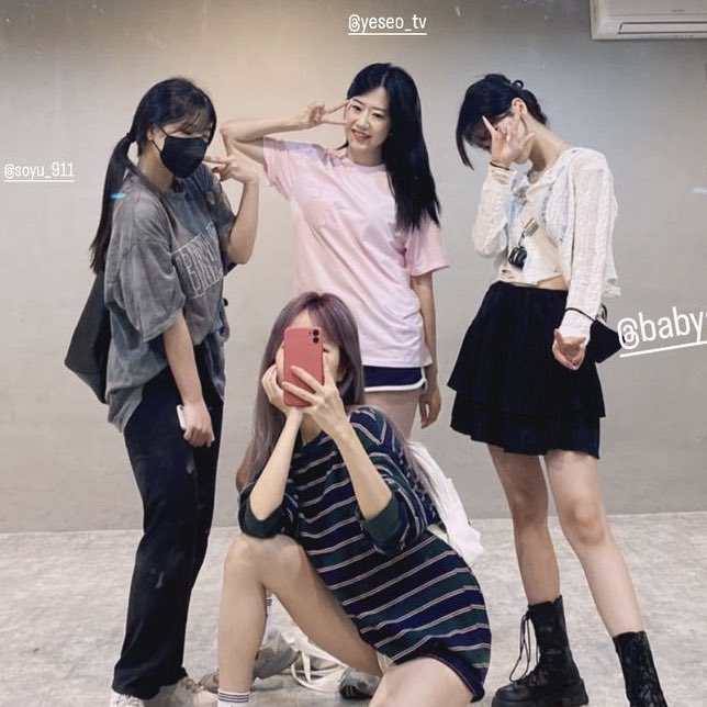 wegirlsupdate's tweet photo. THATS FUCKING MAEUM ON THE LEFT THIS IS FROM ARAS INSTAGRAM STORY WE ARE GETTING A FUCKINF MAEUM AND ARA REUNION!!!!!!! https://t.co/mZhr0cHGNH