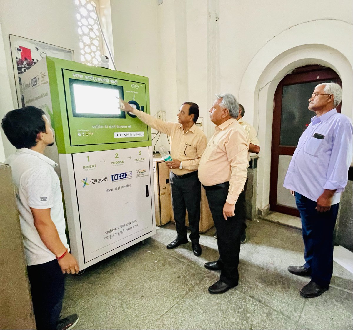 delhipublibrary's tweet photo. दि.प.ला,मुख्यालय परिसर में दिनांक24.05.2022 को दलित इंडियन चेम्बर ऑफ कॉमर्स एंड इंडस्ट्री एवं #IndianPoliticalAnalysisAndResearchCouncil #IPARC के सहयोग तथाश्री दानिश इकबाल,सदस्य,दिल्ली लाइब्रेरी बोर्ड केअथक प्रयास से रिवर्स वेंडिंग मशीन की स्थापना की गई l
https://t.co/YV51odaF7L https://t.co/EFl17h1WRj