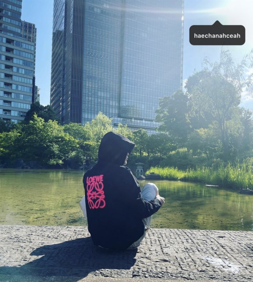 Ieemarkees's tweet image. mark tagging haechan in the sun......