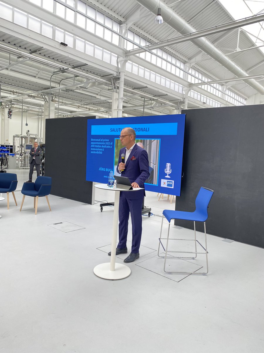 Kick-off del primo evento 2022 a tema #innovazione #sostenibile : SMART CITIES, Solutions for a sustainable living !
Apre l'agenda del giorno <a href="/JoergBuck/">Jörg Buck</a>!