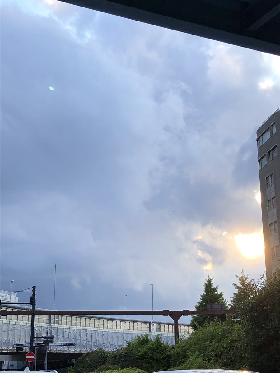 DayLight_fda12's tweet photo. こんにちは！

今日もいい天気ですね☀️

今年は梅雨入りが早いみたいですね…。
雨好きとしては嬉しいような、大綱がないのが寂しいような。
雨の日ってどうやって体動かせばいいんですかね？

運動不足にはならないようにしたいです💪🏻

今日も1日お疲れ様でした👊 https://t.co/zBPZAUnC4J