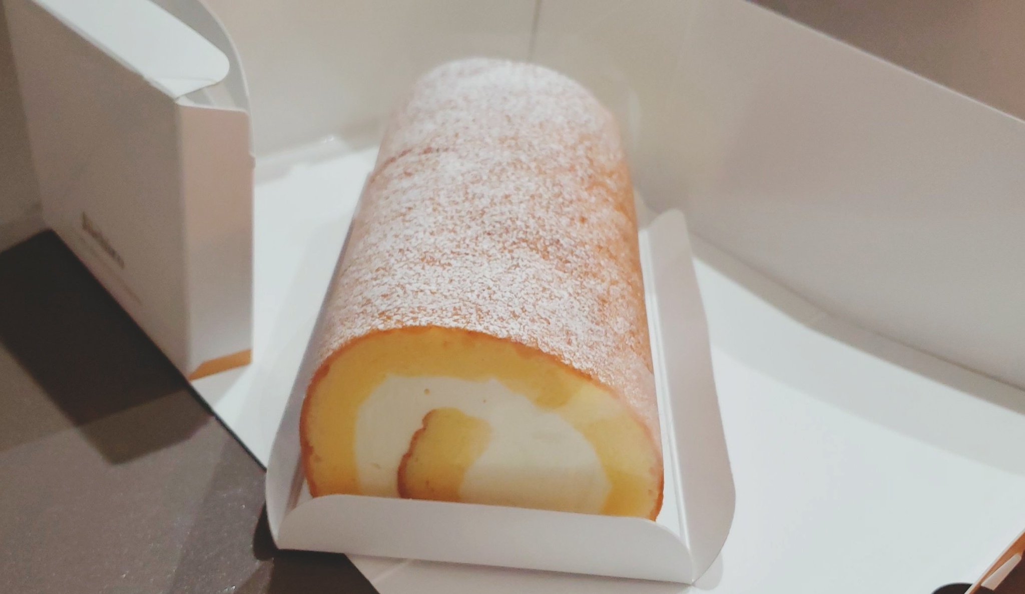 تويتر ゆいさき على تويتر 治一郎さんのロールケーキ だいっっっすき この濃厚なクリーム たまらない クリームがぎっしりだから甘いもの食べたいな って気分のときはまさにこれ 癒された T Co wq5hfume