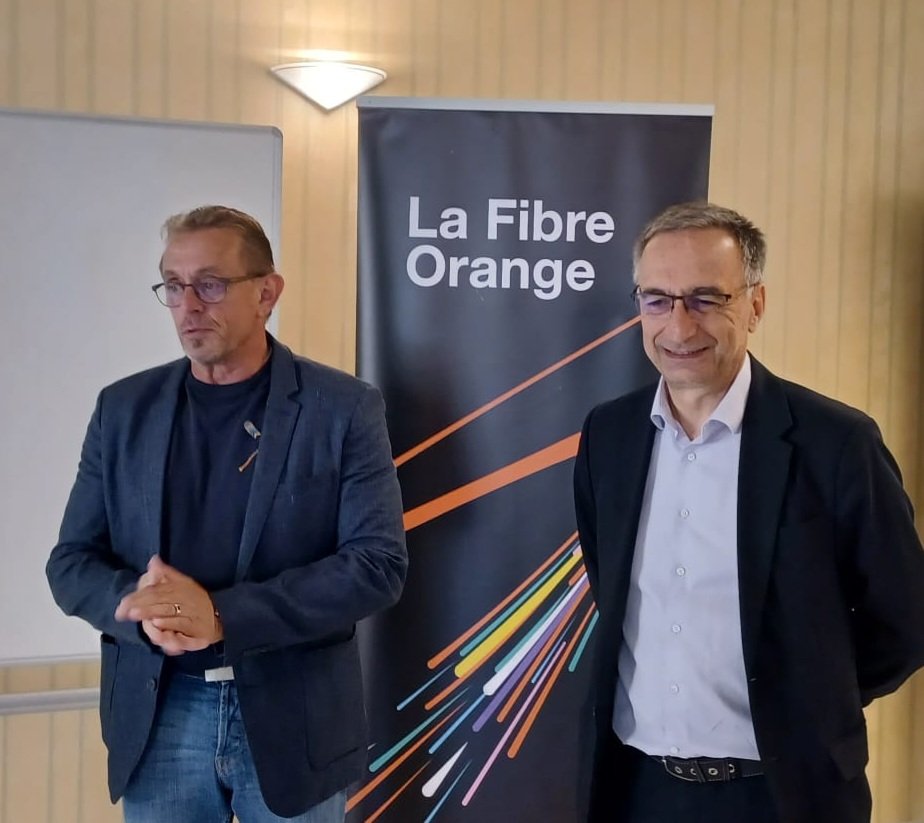 OrangeBFC's tweet photo. L'Engagement d'Orange dans l'Espace Communautaire Lons Agglomération etait sur la base INSEE 2014 de raccorder 19 282 foyers à la fibre. Objectif atteint 👍 19 400 sont éligibles. Orange poursuit le déploiement de la Fibre. Courbouzon est aujourd'hui un village Très Haut Débit🚀 https://t.co/5WqbRivDG0