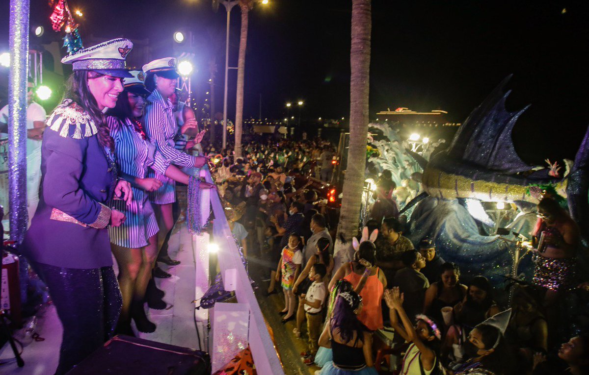 Muy feliz de disfrutar el gran paseo del #CarnavalCozumel 2022 🎭, una edición que vale por dos. 👏🏻🎉 Gracias a mis amigas y amigos cozumeleños por invitarme a participar en esta fiesta tradicional, que nos da arraigo e identidad. ¡Felicidades! #LauraGobernadora