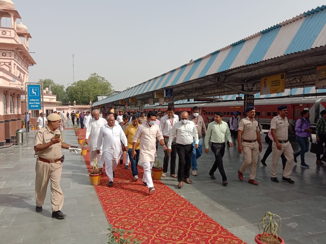 RahulKaswanMP's tweet photo. आज बीकानेर में प्रयागराज-जयपुर ट्रेन का विस्तार होने के बाद सुबह हरी झंडी दिखाकर गाड़ी का शुभारंभ किया, पिछले काफी समय से शेखावाटी के आमजन की मांग थी कि इस गाड़ी का विस्तार किया जावे, अब इस ट्रेन के माध्यम से पूरा क्षेत्र प्रयागराज तक जुड़ गया है, इससे आमजन को काफी लाभ मिलेगा। https://t.co/sO7IRuGgpG