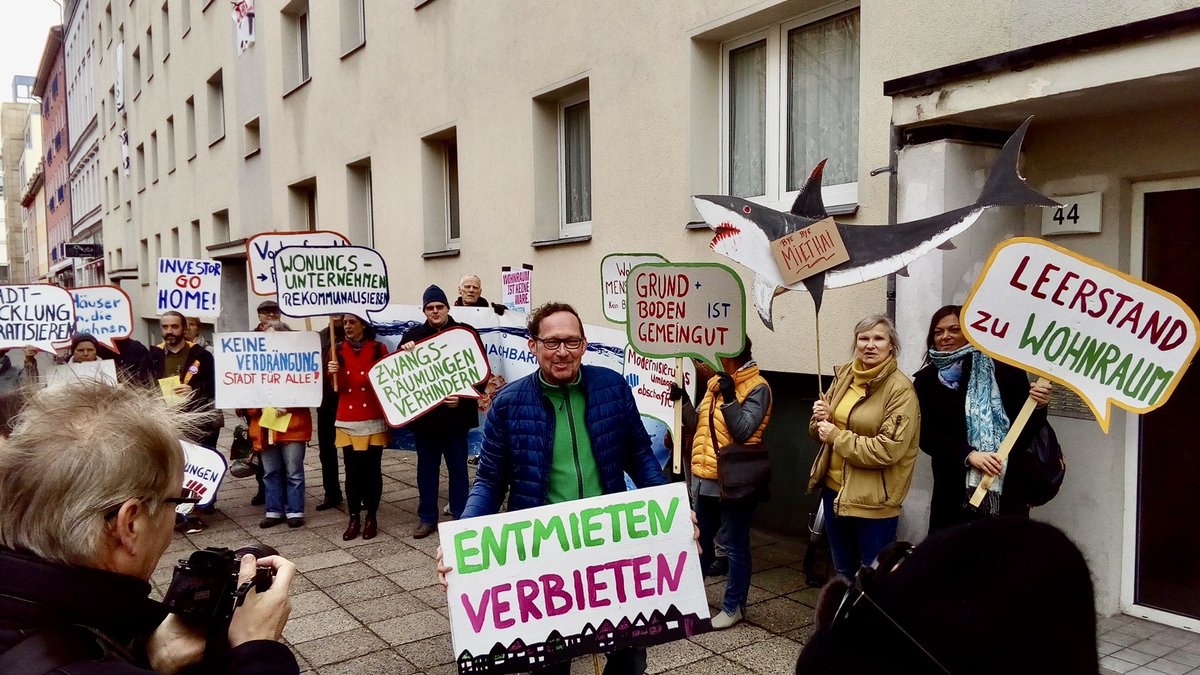 IGHabersaath's tweet photo. @lauratiboroper @protestoper 
Sooo große Freude 🍀✊🏽🏘✊🏽❤️❗️Charité Papageienplatte Habersaathstrasse 40-48 
Lauratibor Protestoper goes Habersaath 🤡💰🥶❗️#HabersaathBleibt #HAB40_48Bleibt #KeinAbrissMehr #KeinHausWeniger @keinhausweniger @a_gro_ https://t.co/5ZuNDj8HYG