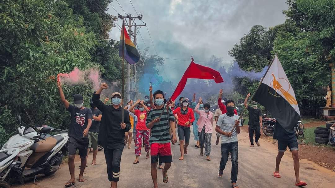 IrrawaddyNews's tweet photo. Students, activists and LGBT people from Tanintharyi Region’s Launglon took to the streets on Tuesday morning to show their opposition to the military regime. (Photo: Launglong Strike Committee) #WhatsHappeningInMyanmar https://t.co/nFRvsUzt0M