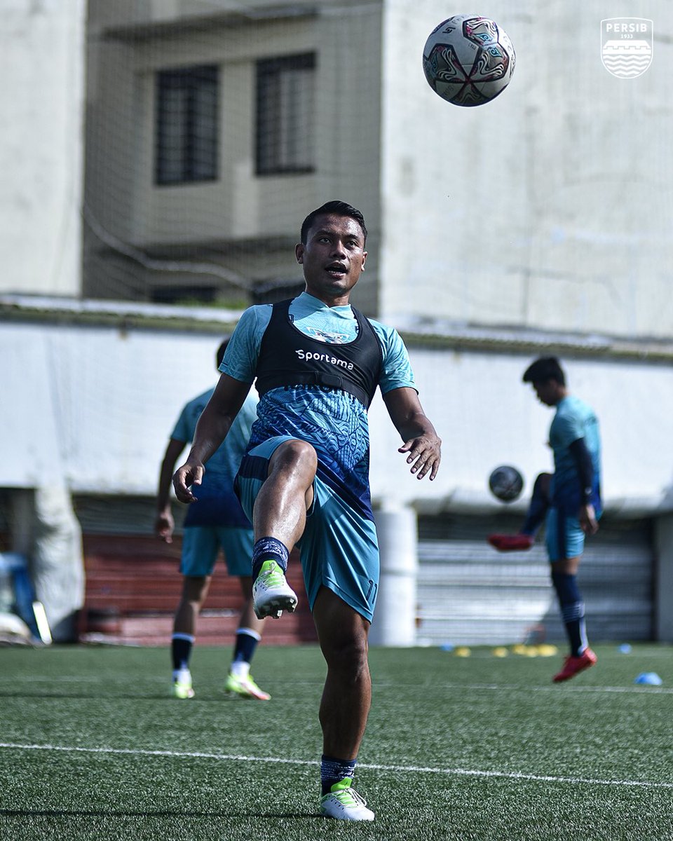 persib's tweet photo. Hard work is the key to success 🔥

#PERSIB https://t.co/tQzY07Ze6e