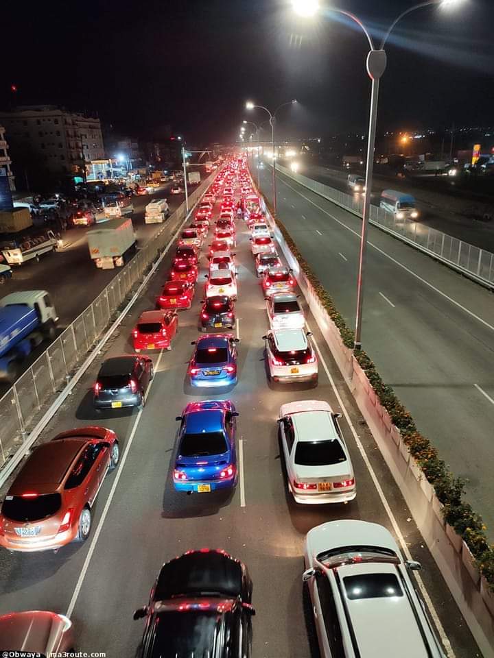 We must petition the government to allow hawkers on to the expressway to alleviate this suffering. Motorists who pay this fee must have access to groundnuts, crisps, bananas, and soda SMH 😅😆😂