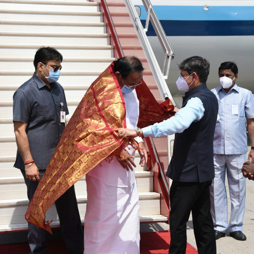 VPIndia's tweet photo. The Vice President, Shri M. Venkaiah Naidu being welcomed by the Governor of Tamil Nadu, Shri R.N. Ravi, Minister for Environment &amp; Sports, Government of Tamil Nadu, Thiru Siva. V. Meyyanathan and other dignitaries on his arrival in Chennai today. @SMeyyanathan https://t.co/wQXrhIKLkT