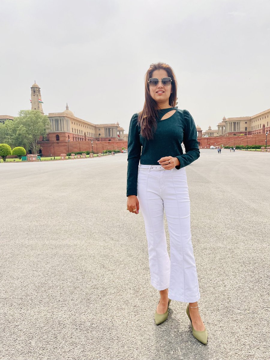 priyankaspeaks3's tweet photo. “आवाज़ ऊँची होगी तो कुछ लोग ही सुनेंगे, 
लेकिन बात ऊँची होगी तो बहुत लोग सुनेंगे...” https://t.co/nNx2z7VIDx