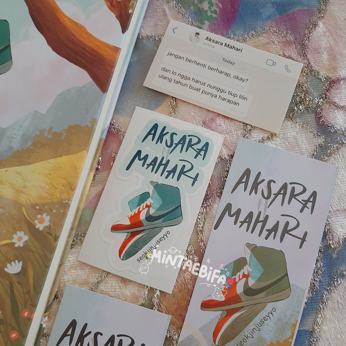 pinkyloverfa's tweet photo. finally!! buku aksara mahari is here 🤍anyway aksara adalah the first cowo AU yg sampe sekarang aku masih gamon 😭 So happy bisa ngenang aksa lewat ini 🤍🕊 makasih buat @seokjinjuseyyo tim yang udah buat buku aksa secantik ini dari luar dan dalamnya 🤍🕊 https://t.co/2SyMUhqEtj