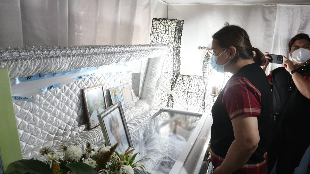 smninews's tweet photo. Incoming Vice President Sara Duterte-Carpio visits the wake of Fredrick Mark Bico Alba in Brgy. 3, Comon, San Jose, Antique.

Fredrick, a BBM-Sara supporter/student leader,  took his own life due to depression caused by cyberbullying. 

📸 Province of Antique https://t.co/YYdulwNovQ