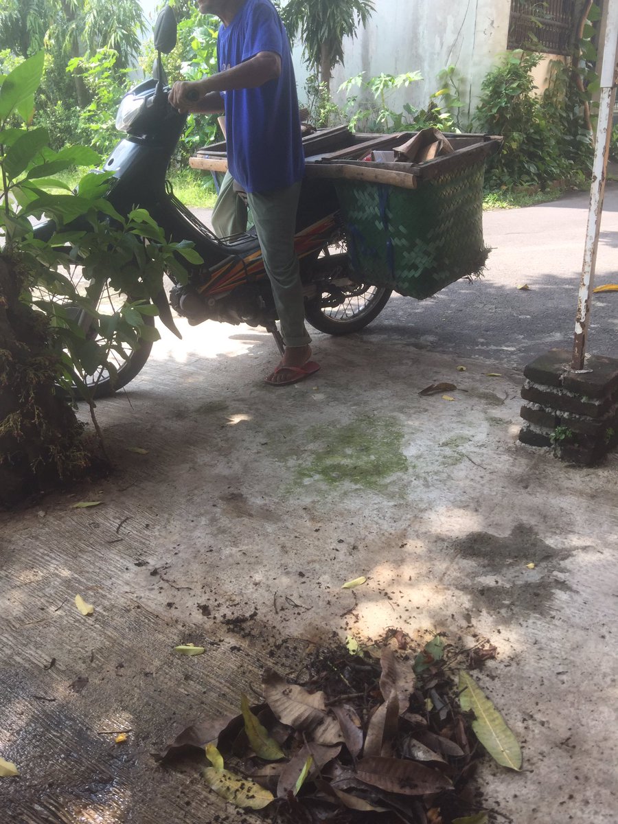 Alhamdulillah dikunjungi kawan sekolah.
Beliau dl putra dr orang yang berada.