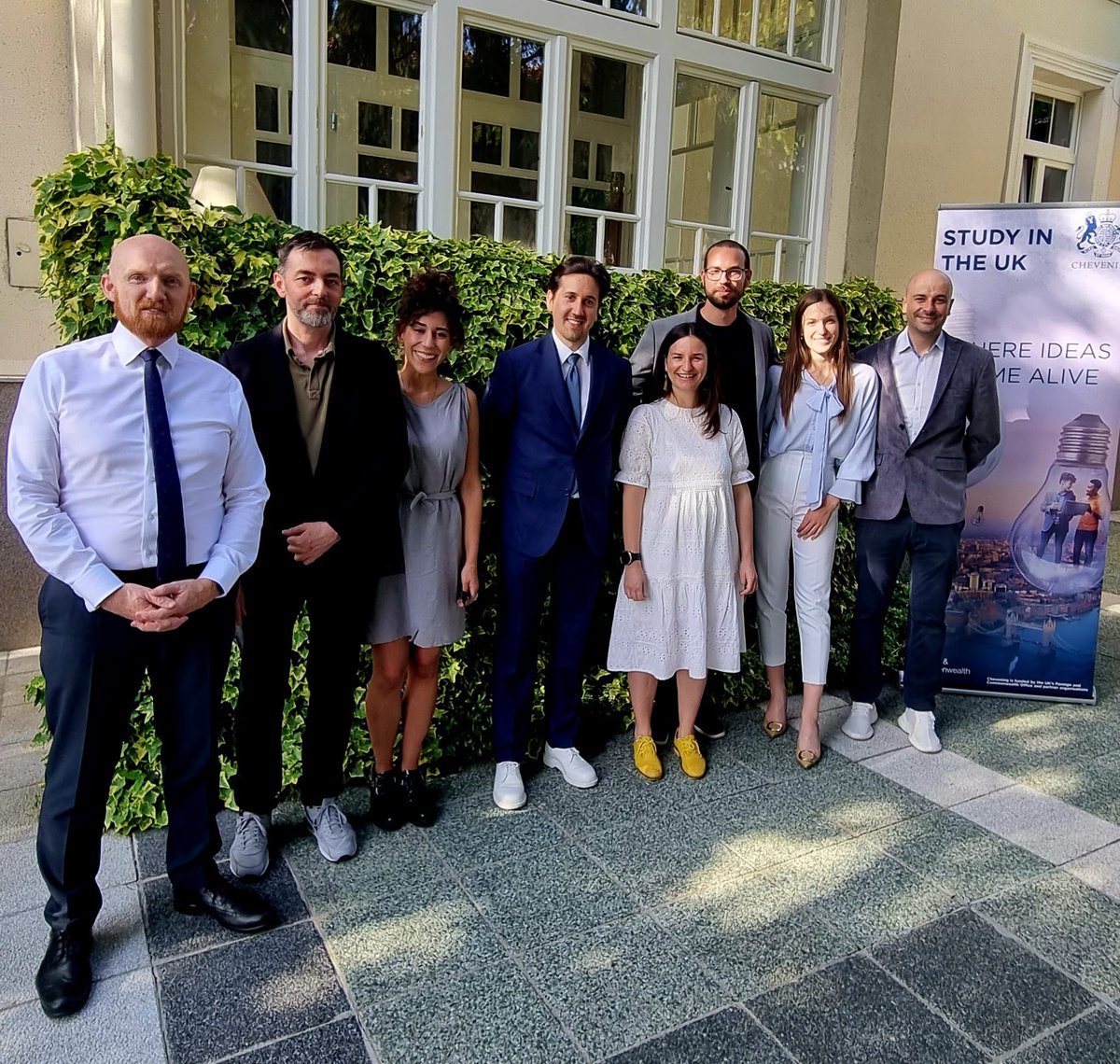 MattFieldUK's tweet photo. Chevening in real life! 
Radujem se što sam u mogućnosti da se lično sastanem sa tri posljednje generacije #Chevening stipendista. Siguran sam da će, zahvaljujući znanju, nastaviti da doprinose boljoj budućnosti BiH. @cheveningfcdo @cheveningaa https://t.co/kc2a69ZanK
