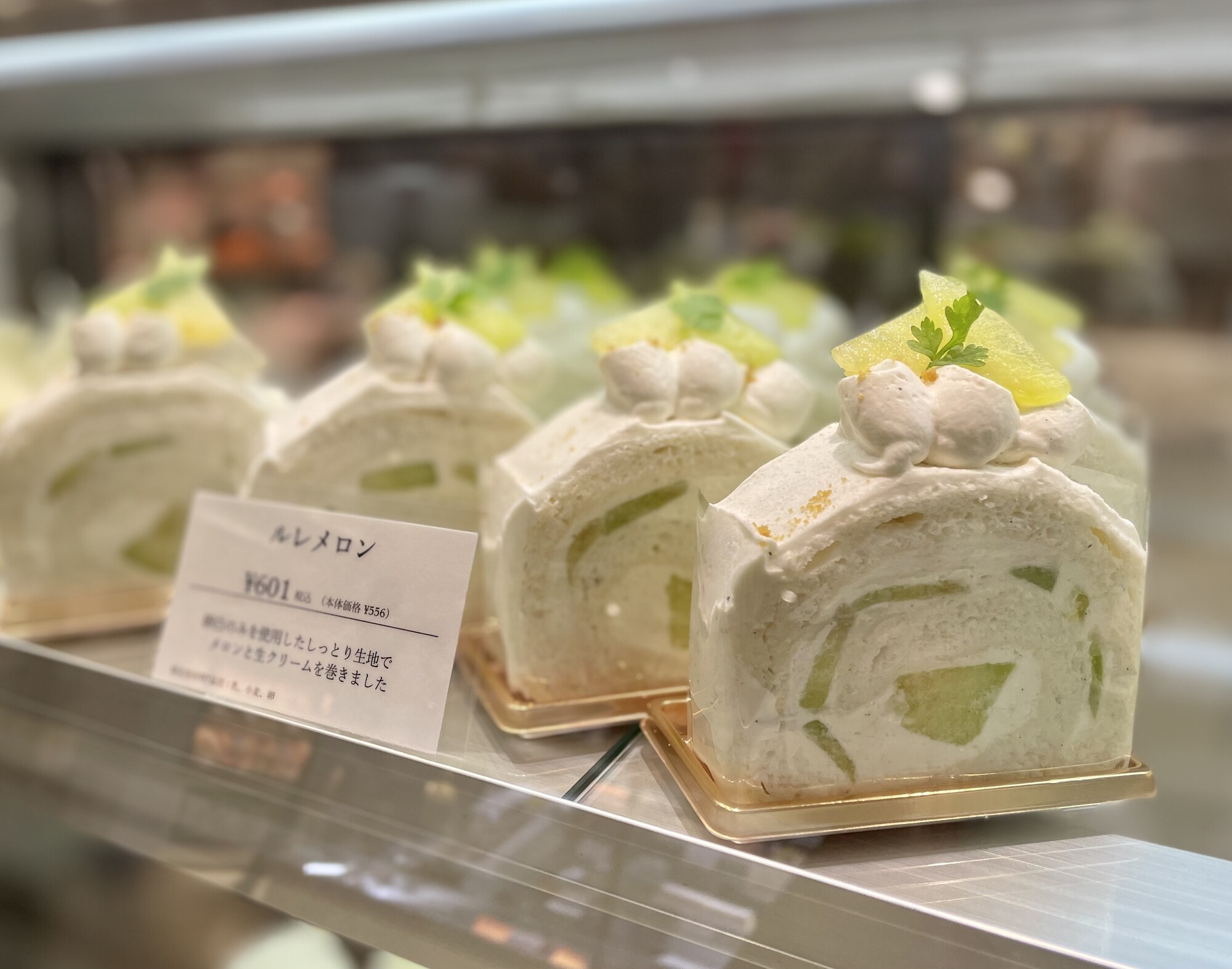 小田急百貨店 新宿店 公式 本日より本館地下2階 シーズンスイーツに トシ ヨロイヅカ が期間限定で出店しています メロンを使ったケーキにチーズケーキ シュークリーム と自慢の洋菓子がずらりと勢揃い ホワイトチョコレート 抹茶が絶妙な小田急 小田急百貨店 新宿店 公式 本日より本館地下2階 シーズンスイーツに トシ ヨロイヅカ が期間限定で出店しています メロンを使ったケーキにチーズケーキ シュークリーム と自慢の洋菓子がずらりと勢揃い ホワイトチョコレート 抹茶が絶妙な小田急