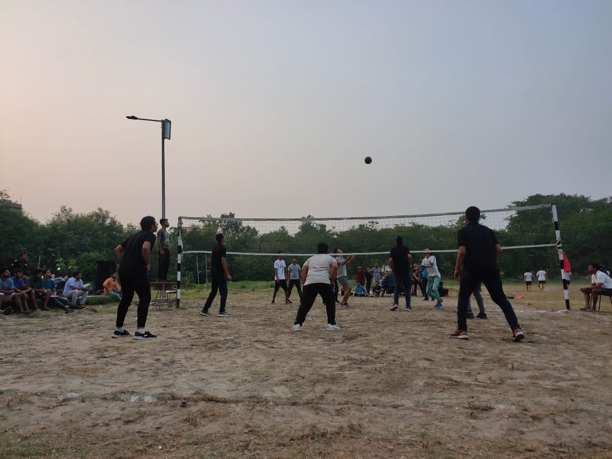 IgimsStudents's tweet photo. #Aahveg #SummerFest #IGIMS #Volleyball #20v21
So the volleyball tournament strated with inaugral match between 20 Batch and 21 Batch. Players played with full enthusiasm and Youth spirit, Making the game more interesting. Jnrs tried their best but 20 batch won by 2-1. https://t.co/a2fFiNVYHl
