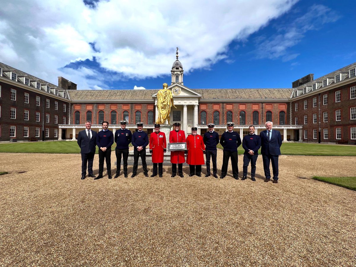 Honoured to attend #RHSchelseaflowershow2022 what an amazing experience, so proud of our crowd @RNLI #fishermansfriends 🌺🏅❤️