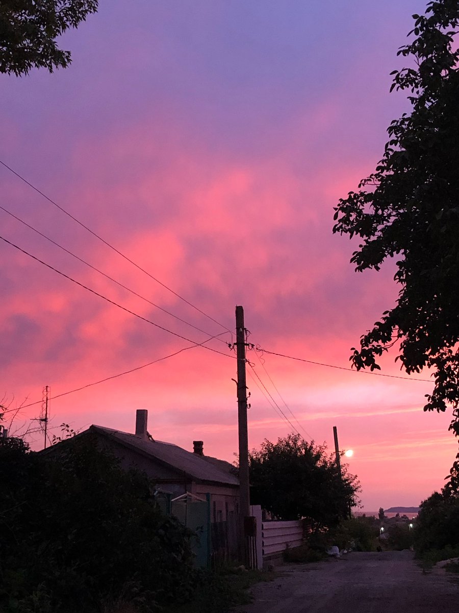 Nostalgia de los mejores atardeceres en casa de mi bisabuela. En el Donbás.

91 días de guerra