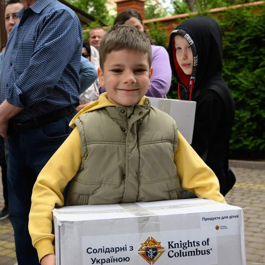 RycerzeKolumba's tweet photo. Paczki Rycerzy z Polski, przygotowane w naszym centrum logistycznym w Radomiu, trafiły do adresatów - dzieciaków na Ukrainie. Chwała Panu! 
Vivat Jezus! https://t.co/mkrvcoAKX5