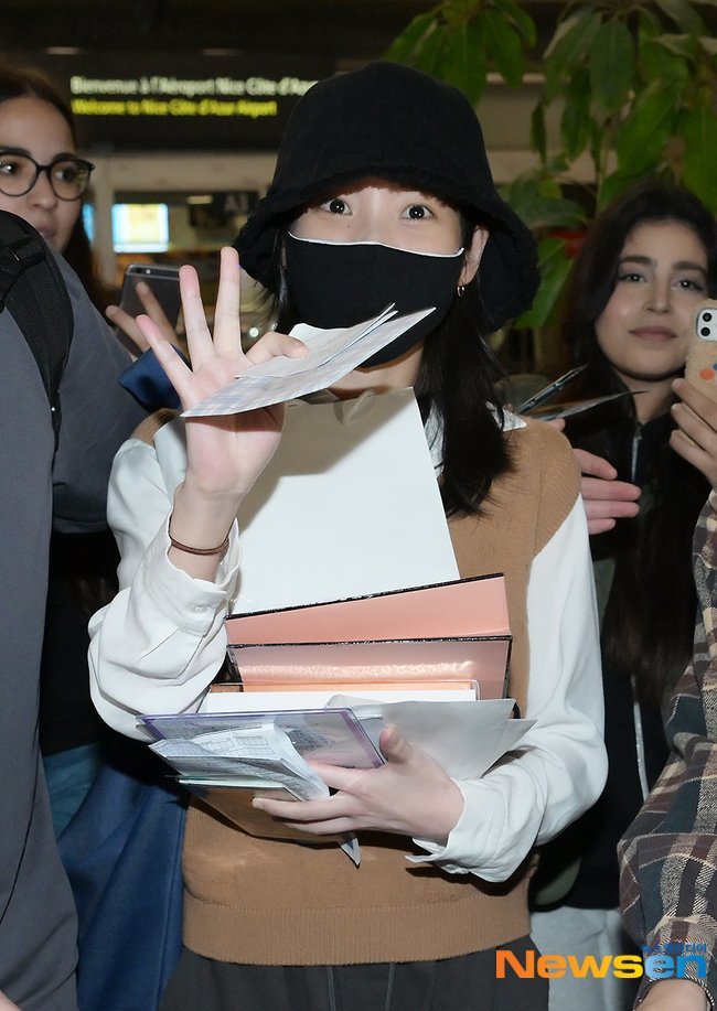 babiejieun's tweet photo. shookt jieun's tiny hands full of gifts from french uaenas 🐣 https://t.co/3sviq7uuPI