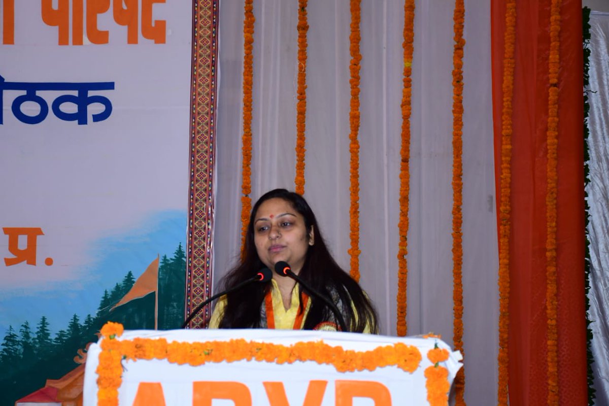 RChhatraShakti's tweet photo. विभिन्न राज्यों में हुई पेपर लीक की घटनाएं छात्रों के भविष्य पर कुठाराघात है, सरकार दोषियों पर कठोर कार्रवाई करें : @nidhitripathi92 राष्ट्रीय महामंत्री @ABVPVoice केंद्रीय कार्यसमिति बैठक में संबोधन के दौरान
#ABVPNECShimla https://t.co/MSdSdGZ0cK