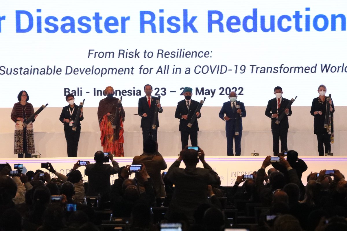 BNPB_Indonesia's tweet photo. Presiden Joko Widodo membuka perhelatan Global Platform for Disaster Risk Reduction (GPDRR) ke-7 pada Rabu (25/5) di Nusa Dua Hall, BNDCC, Nusa Dua, Bali. Pembukaan ditandai dengan pemukulan Kulkul oleh Presiden Joko Widodo.

#GPDRR2022 #GP2022 #RisktoResilience https://t.co/v38nPn43JN