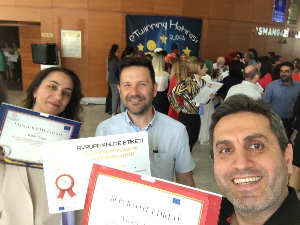 BursaZHMTAL's tweet photo. Avrupa Kalite Etiketi okulumuza çok yakıştı.Emeğin geçen Bilişim Alan Şefimiz Yavuz ÇELİK ve Çocuk Gelişimi Alanı Öğretmenimiz Rabia BİLGİN’e teşekkür ederiz. @bursailmem @Osmangazi_MEM @Ali_Partal @serkangur_bursa @GurhanCokgezer @algin_deniz https://t.co/OPxemZJOl5