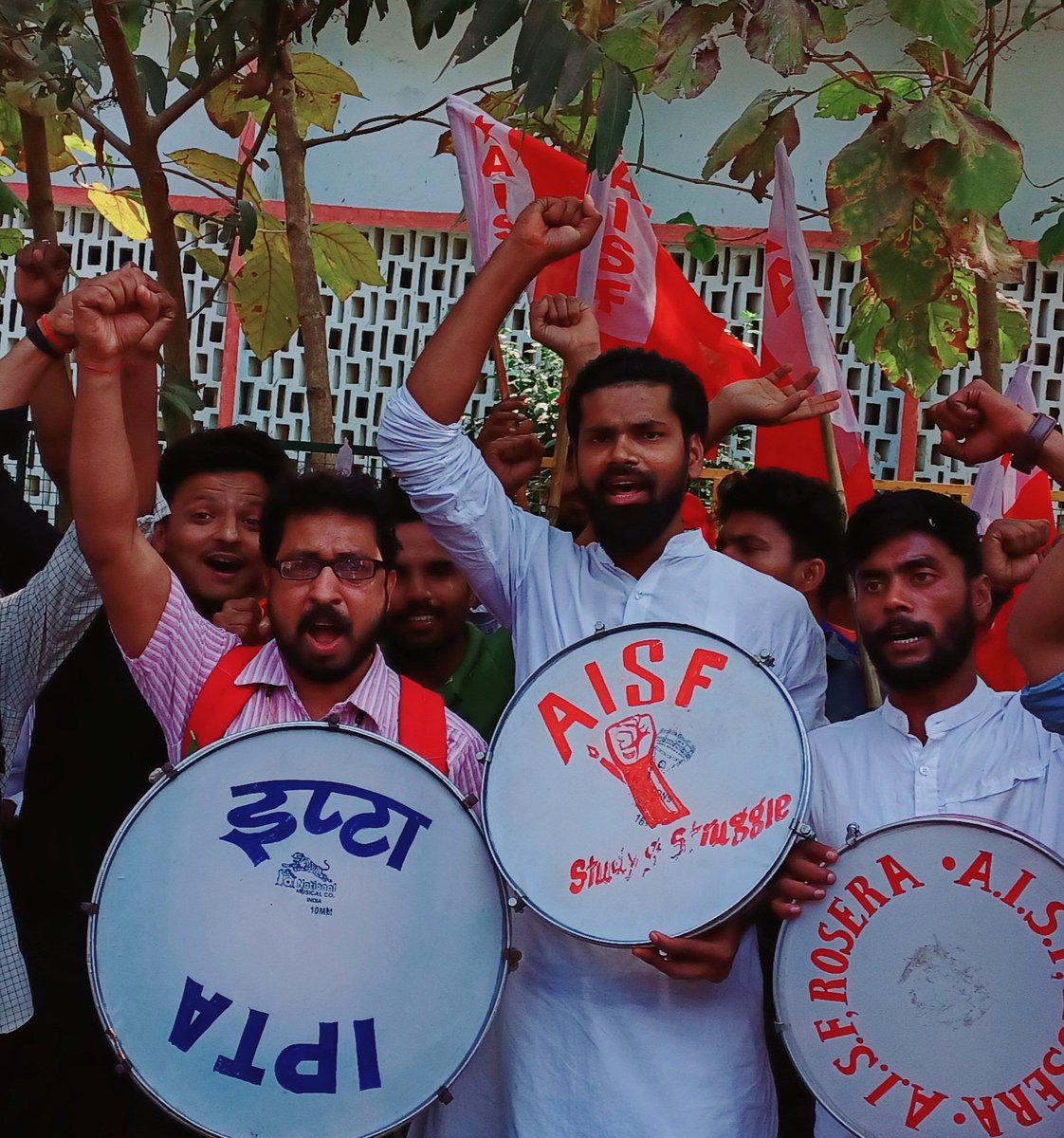 MeerSaifAli18's tweet photo. आज इण्डियन पीपुल्स थियेटर एसोसिएशन (IPTA) का स्थापना दिवस हैं आप सभी को बहुत बहुत बधाई।
#IPTA_long_live✊
#Aisf_long_live ✊
#LongLiveRevolution https://t.co/werePjCCc5