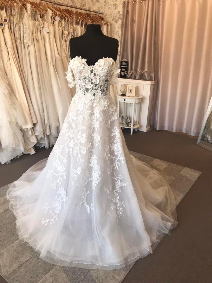 💞 𝐷𝑅𝐸𝑆𝑆 𝑂𝐹 𝑇𝐻𝐸 𝐷𝐴𝑌 💞

To book your private appointment with us to find your bridal style drop us a DM.
Or
Call 01482 236446
Email beverley@bridalreloved.co.uk

#weddingdress #bride #bridalrelovedbeverley #bridalreloved
