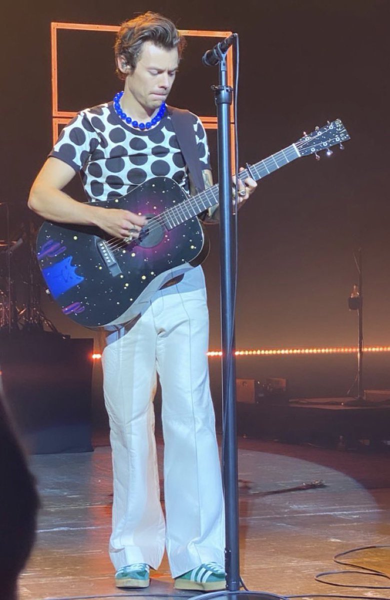 UpdatesHSFR's tweet image. Harry sur scène pour le #OneNightOnlyLondon (24/05)!