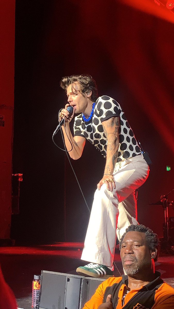 UpdatesHSFR's tweet image. Harry sur scène pour le #OneNightOnlyLondon (24/05)!