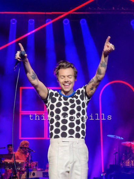 UpdatesHSFR's tweet image. Harry sur scène pour le #OneNightOnlyLondon (24/05)!