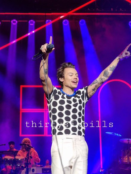 UpdatesHSFR's tweet image. Harry sur scène pour le #OneNightOnlyLondon (24/05)!