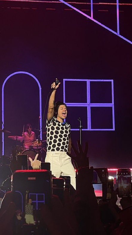 UpdatesHSFR's tweet image. Harry sur scène pour le #OneNightOnlyLondon (24/05)!