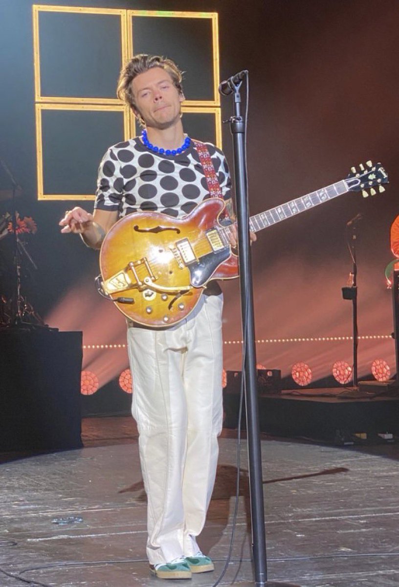 UpdatesHSFR's tweet image. Harry sur scène pour le #OneNightOnlyLondon (24/05)!