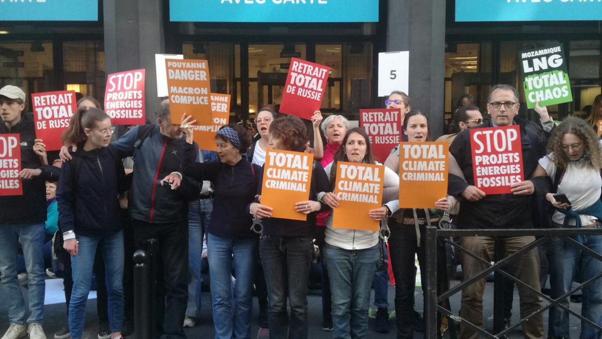 amisdelaterre's tweet photo. 🔴 ACTION DE MASSE #BlocageTotal 

✊ Pas de retrait, pas d’AG !

Des organisations du mouvements climat font bloc pour empêcher le bon déroulement de l’Assemblée Générale de @TotalEnergies 

Suivez l’action en live ⏬ https://t.co/Yunaml9ayl