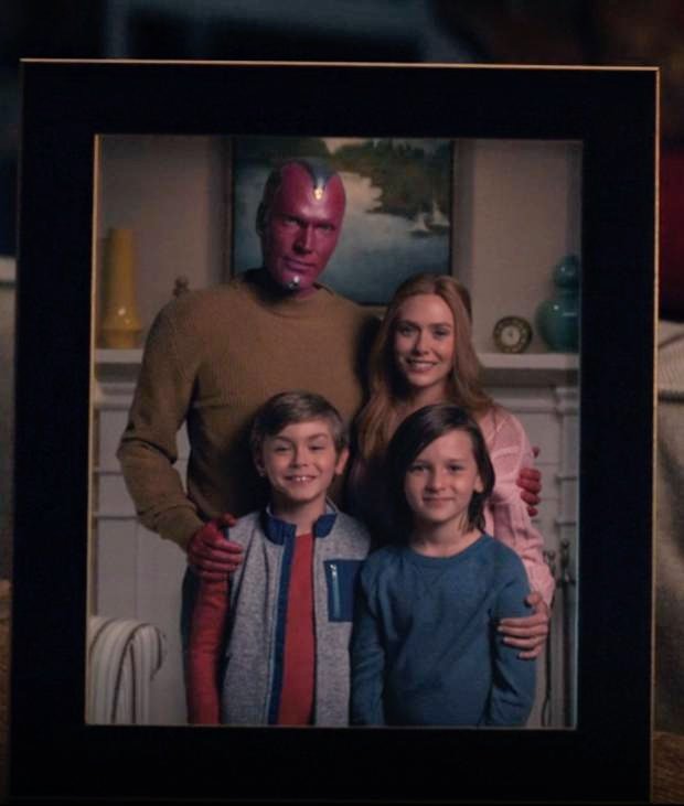 เลื่อนรูปถ่ายบรรจุกรอบไม้อย่างดีให้อีกฝ่ายดู" มันหลุดมาตอนหนูปิดประตูมิติพอดีค่ะ หนูคิดว่าคุณควรได้มันคืน "

" คุณไม่ต้องขอโทษอีกแล้วนะคะวันด้า "