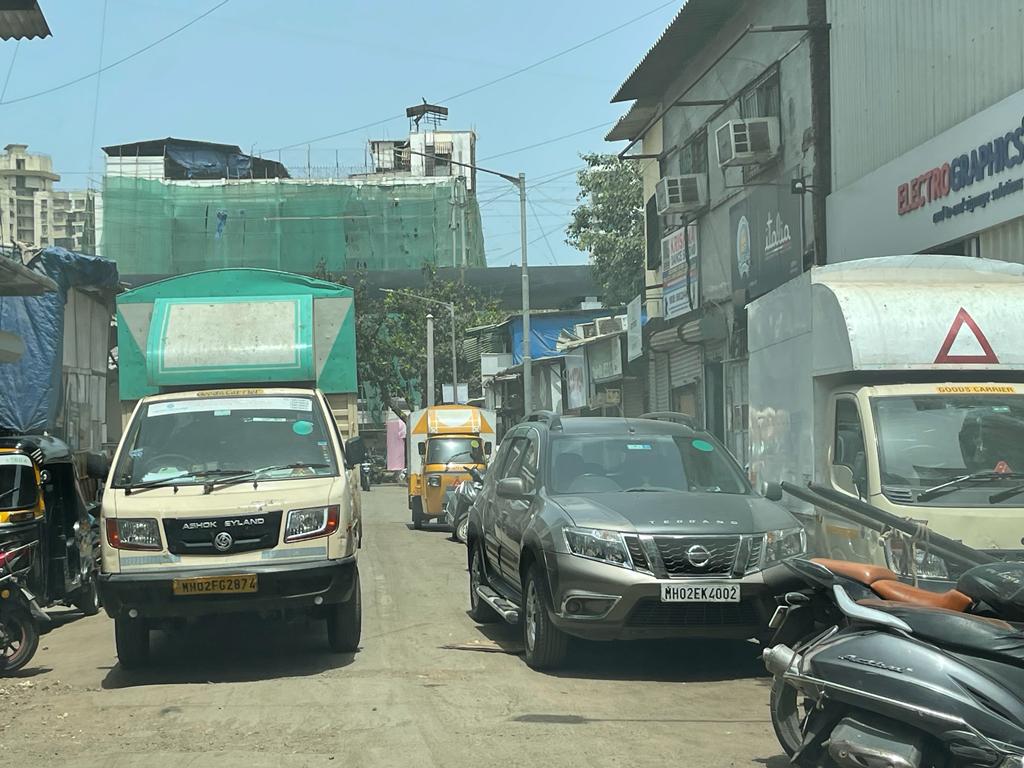 In Single lane 3 vehicles parked. In emergency if Ambulance has to come or fire happen what we will do. I request @MumbaiPolice @mumbaitraffic pls look this matter . Location - Lashkaria Empress, Adarsh Nagar, Andheri West. @CPMumbaiPolice @TrafficBOM