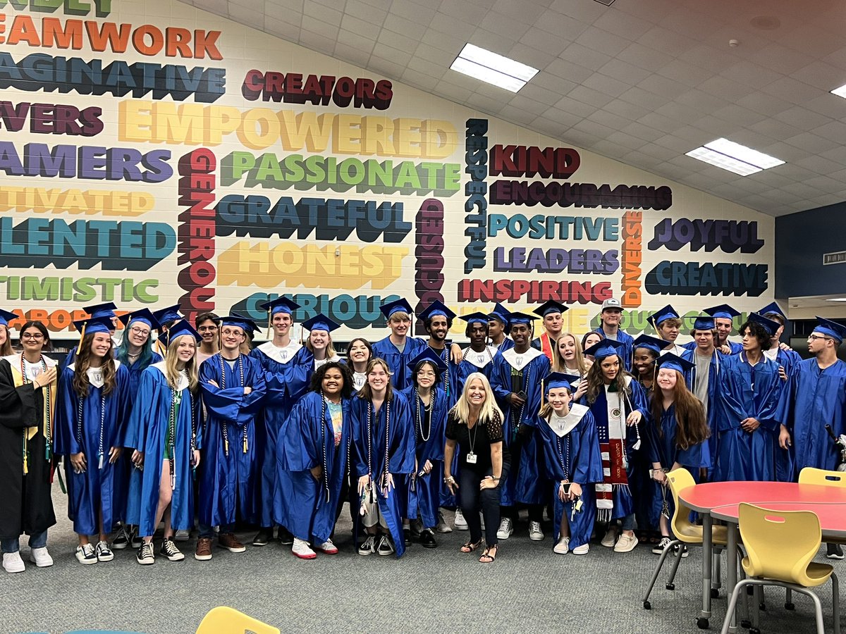 ajhatch1's tweet photo. Class of 2022 Senior Clap Out @KuehnleKISD this afternoon. All of the excitement and memories these students share with a place that is more than just a building #PromisetoPurpose @BrandonBaker31 @KleinHigh @KleinISD https://t.co/gcCKoyHzl9