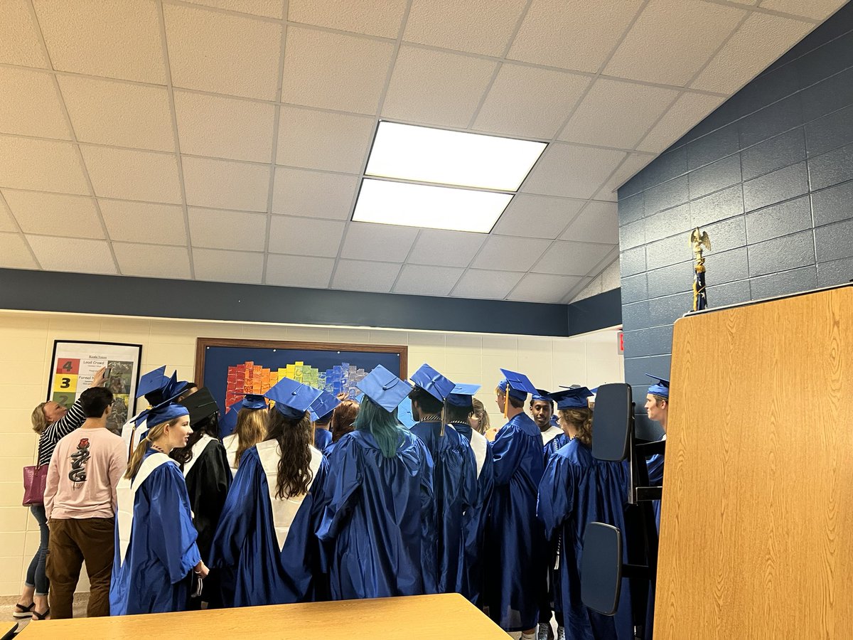 ajhatch1's tweet photo. Class of 2022 Senior Clap Out @KuehnleKISD this afternoon. All of the excitement and memories these students share with a place that is more than just a building #PromisetoPurpose @BrandonBaker31 @KleinHigh @KleinISD https://t.co/gcCKoyHzl9