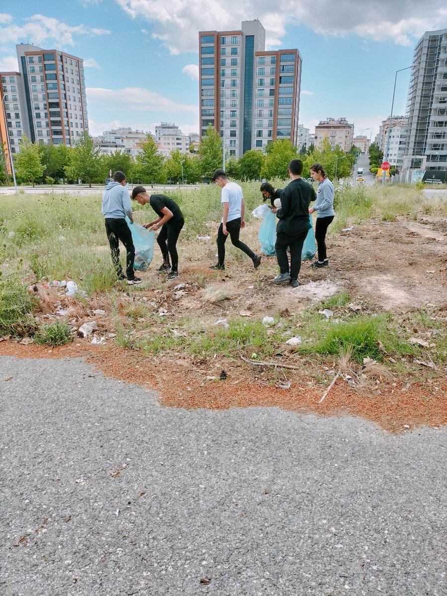 MtalHoroz's tweet photo. Okulumuz öğrencileri öğretmenleri eşliğinde toplum hizmetleri etkinliği kapsamında çevre ve park temizliği yapmışlardır. Emeği geçen hocamızı ve öğrencilerimizi tebrik ediyoruz.

#GeleceğeNefes
#ÇevreDostuOkul
#HorozMtal https://t.co/kZyIN4bi1u