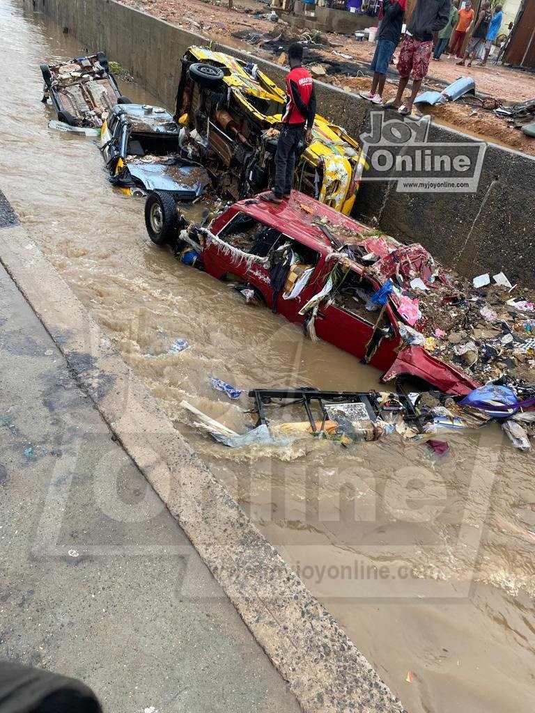 Joy997FM's tweet photo. The Government says it has spent GHS 450 million towards addressing flooding in the country.

How come we still have flooding issues - what do you think the Government should do in addressing this crisis? 

Tweet with the hashtag #JoySMS https://t.co/vunC20Mmqa