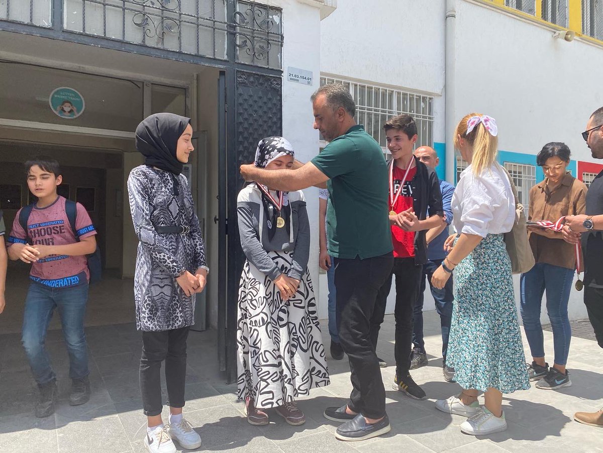 BismilEgitim's tweet photo. Okulumuzda 5, 6, 7 ve 8. sınıflarda düzenlenen bilgi yarışması sonucunda dereceye giren öğrencilerimize ödülleri törenle verildi.@ibrahim_uck @bismilmem @Diyarbakirmem https://t.co/zuIaMmddGZ